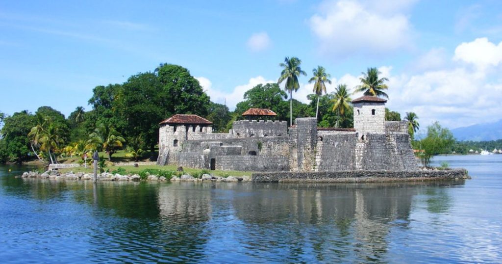 Castillo-de-San-Felipe-de-Lara-near-Rio-Dulce-in-Guatemala
